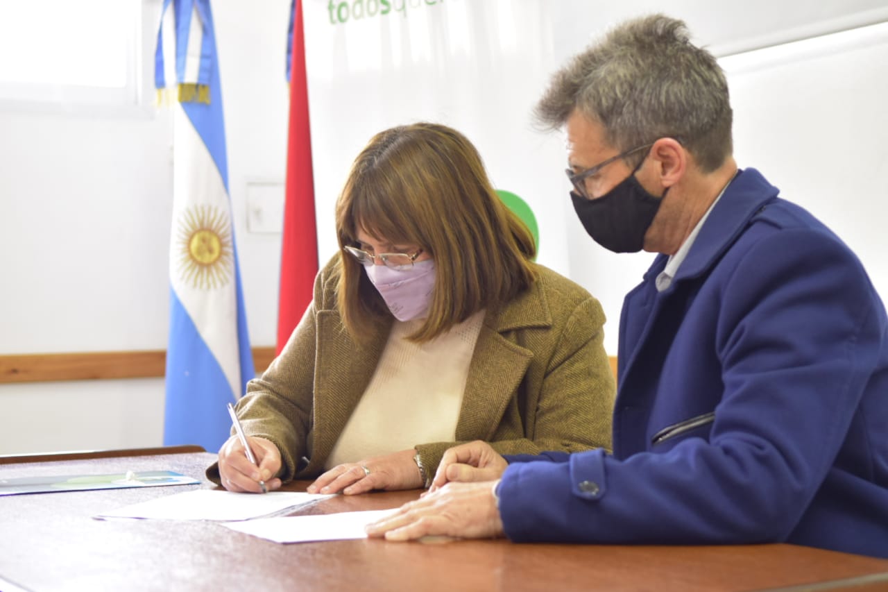 El Ministro Richard firmó en Villa Elisa un convenio para la ejecución de una nueva obra de pavimentado