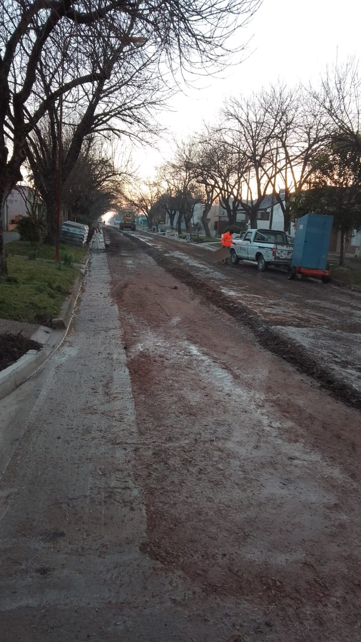 Continuamos con la obra de pavimento articulado en calle Castelli