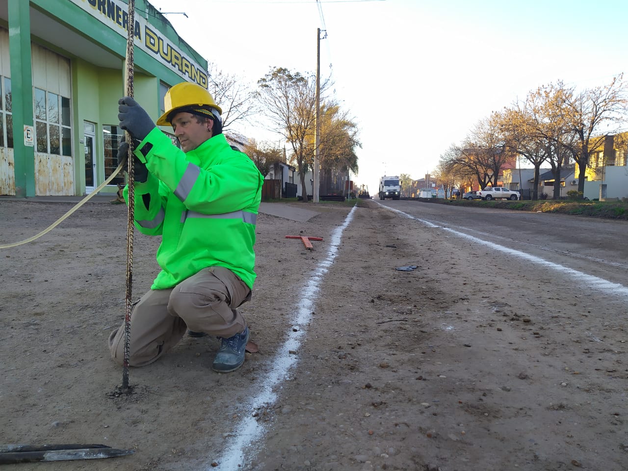 Comenzaron las tareas para concretar un nuevo tramo de cordón cuneta sobre calle Guex