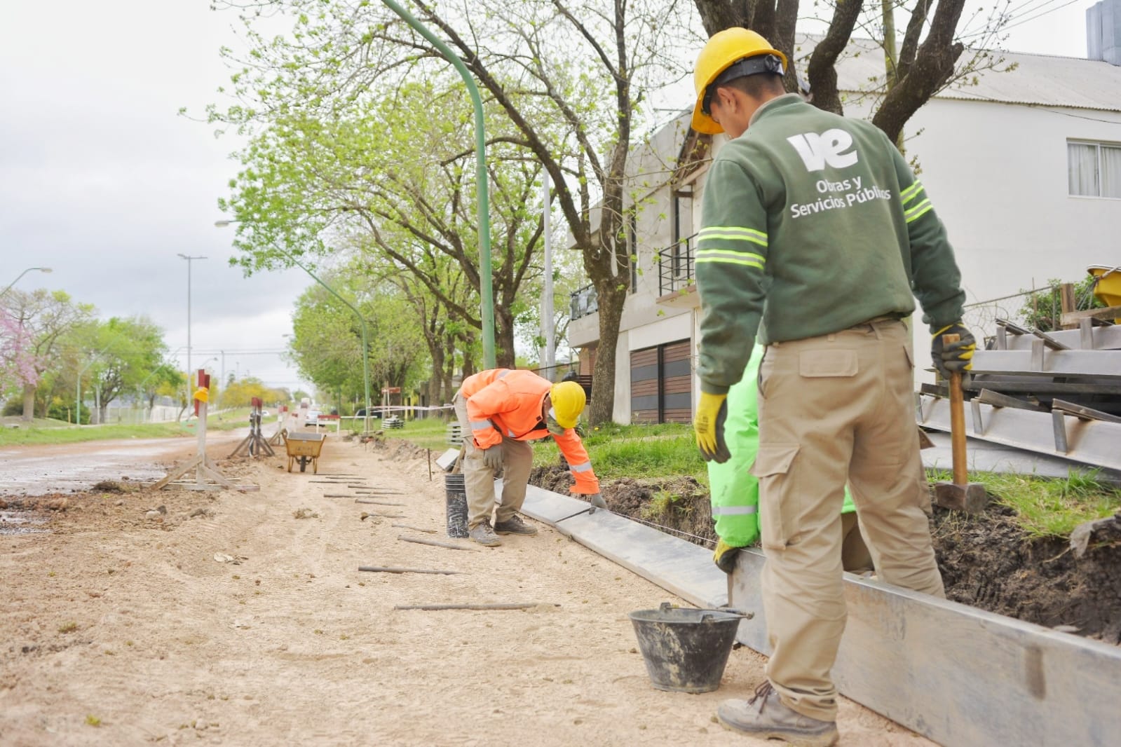 Inicia la construcción de nuevos metros de cordón cuneta sobre calle Churruarín