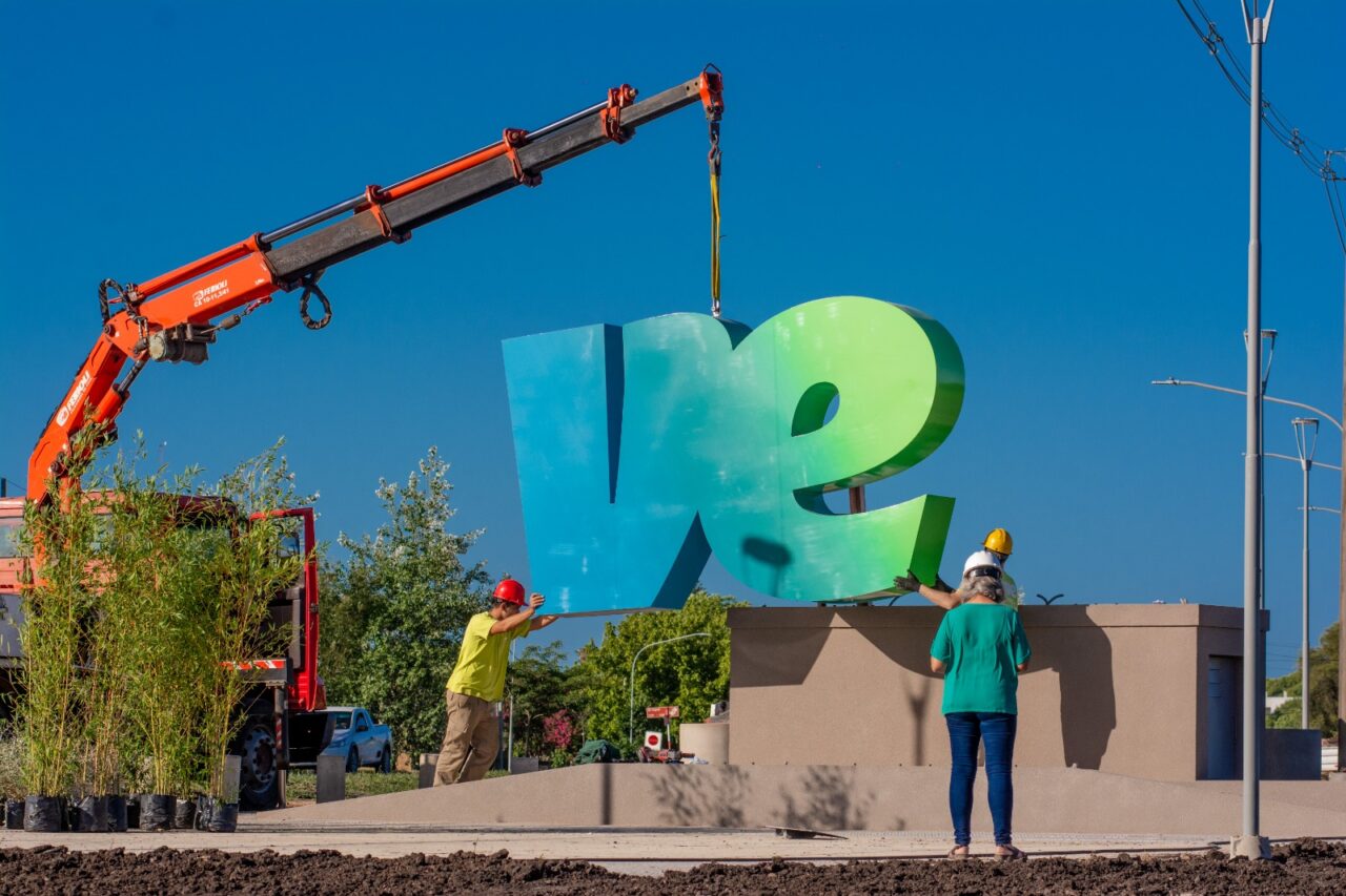 Ya puede verse el nuevo cartel de ingreso a Villa Elisa | Municipalidad ...
