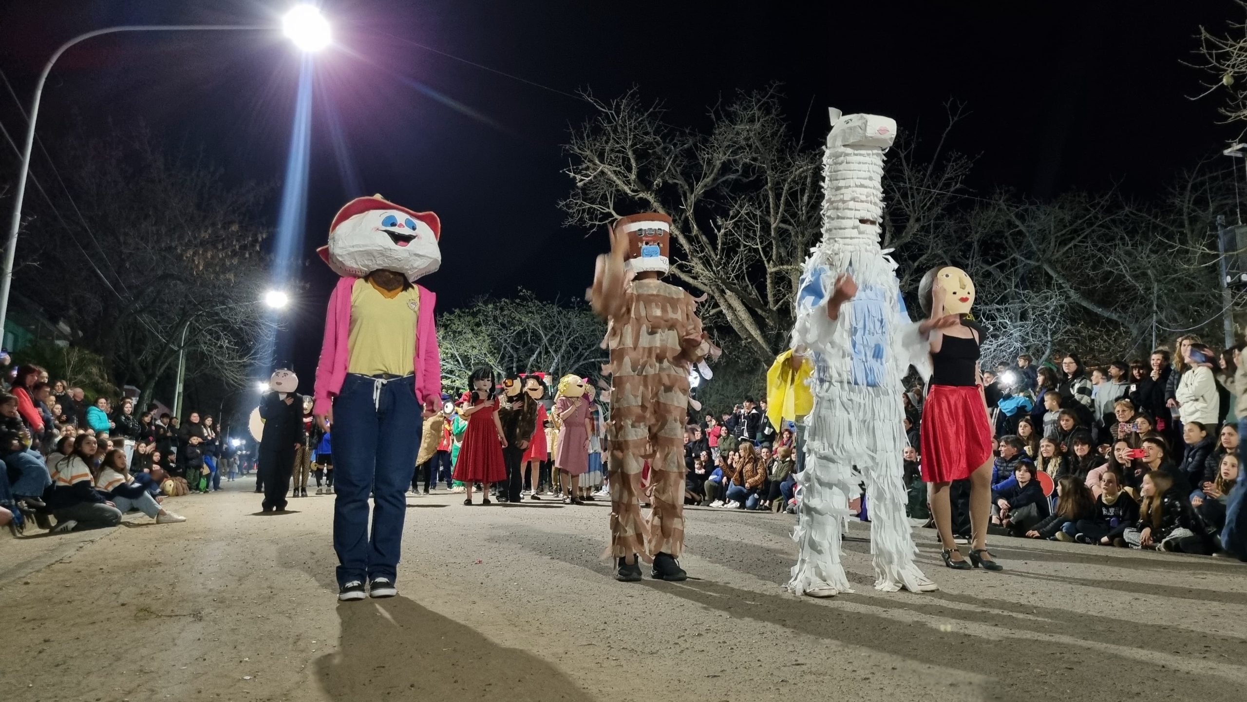 Un clásico: estudiantes desfilaron mostrando sus disfraces y coreografías