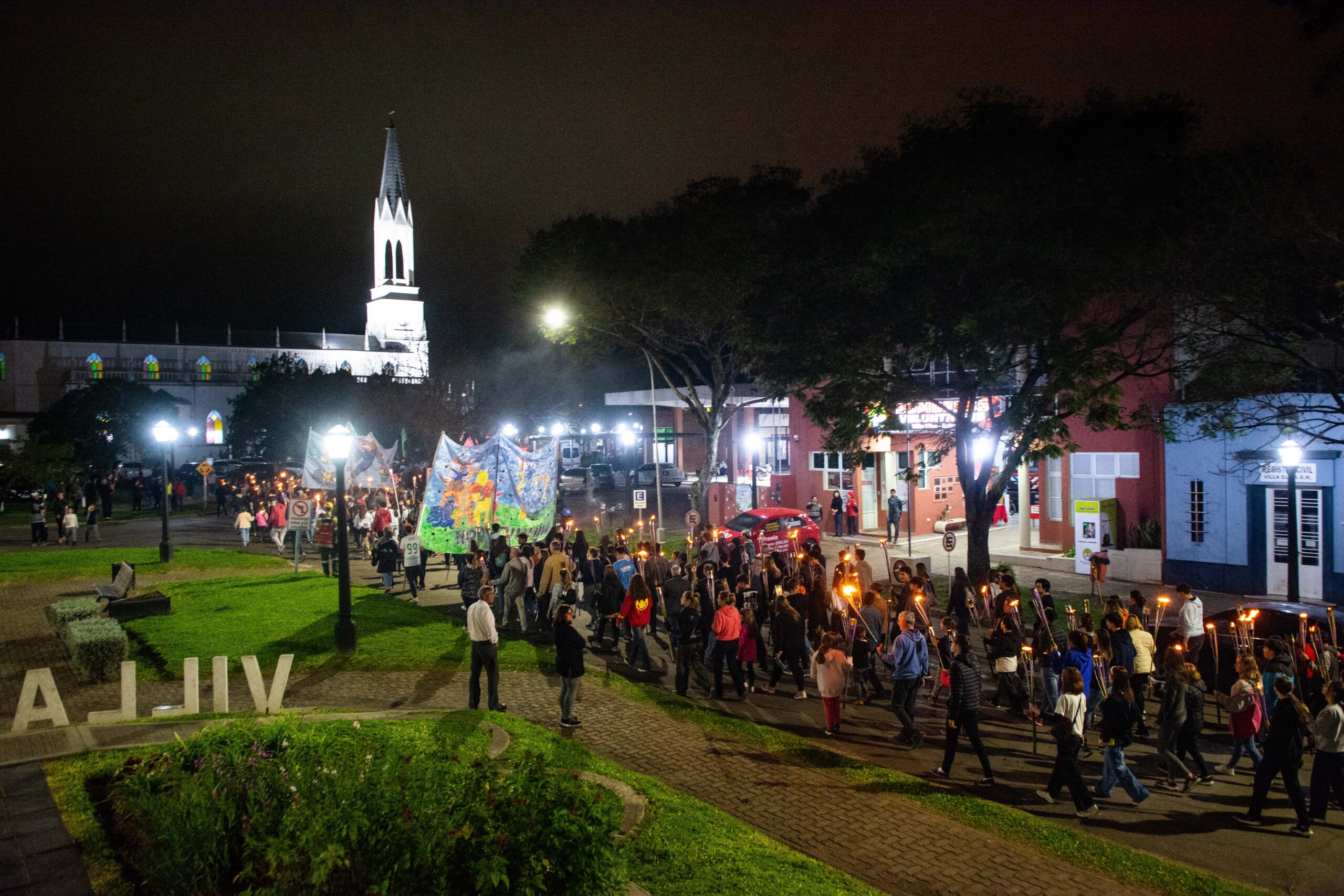 Los estudiantes elisenses reciben la primavera con desfile y quema del muñeco