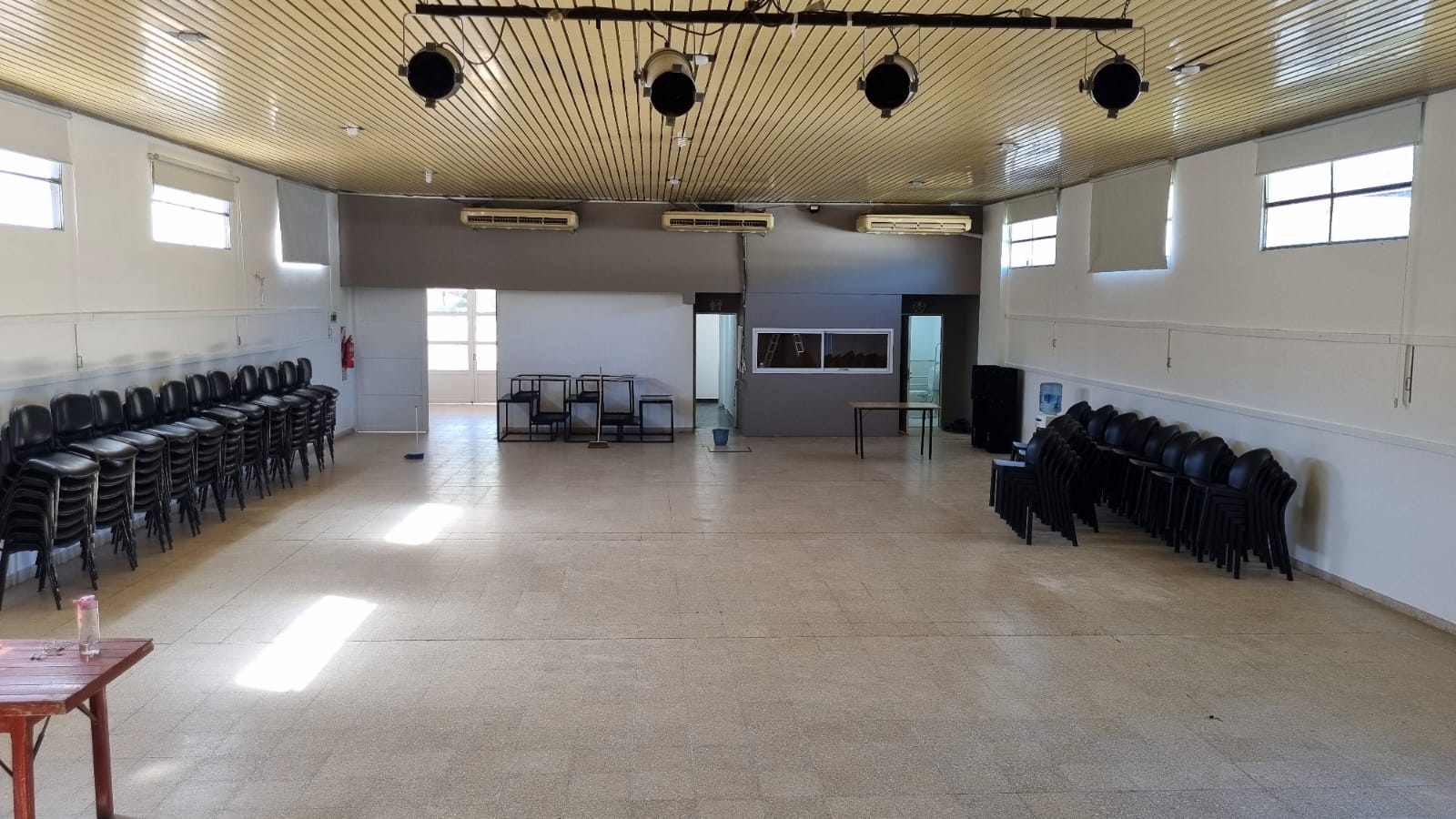 Se pintó el interior del auditorio “Heraldo Peragallo”