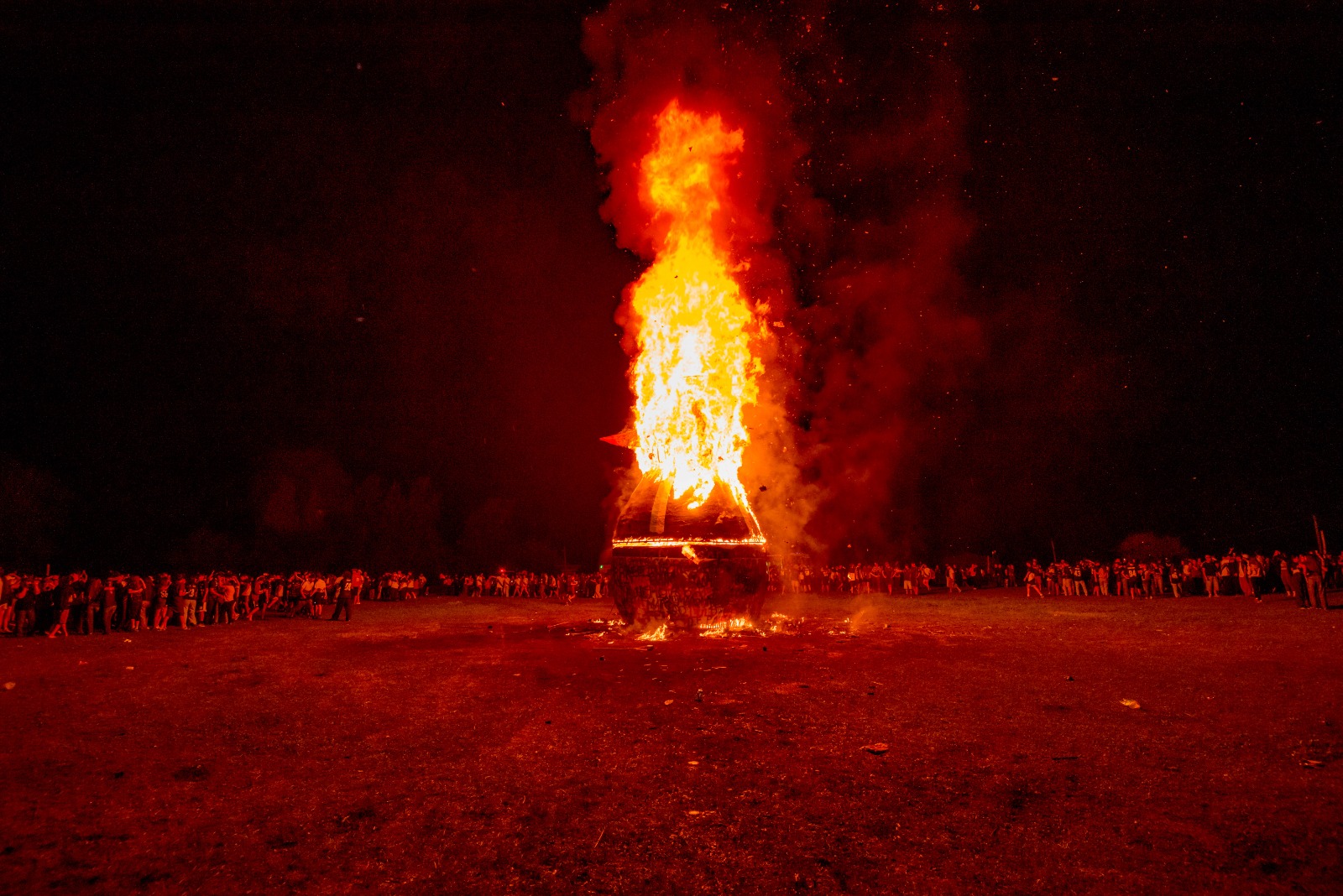 Con la Quema del Muñeco culminaron los festejos primaverales en Villa Elisa