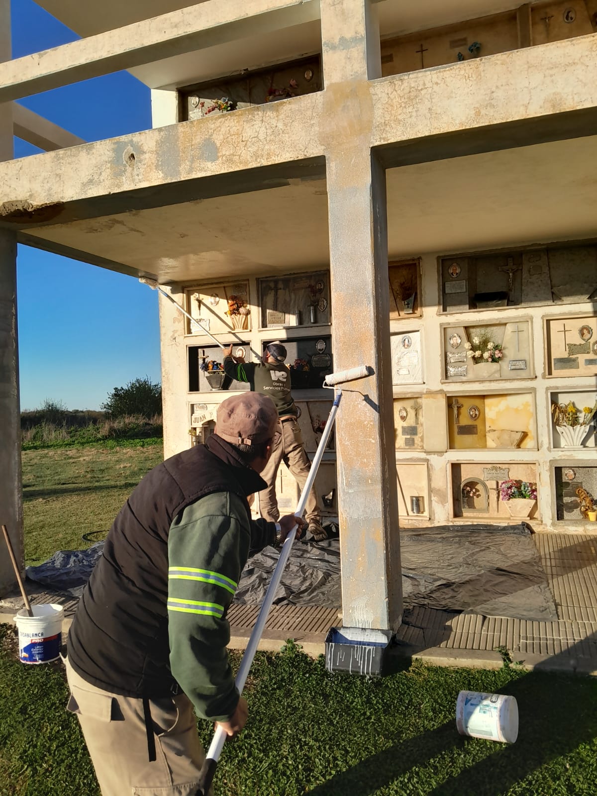 Comenzaron las tareas de pintura en el cementerio