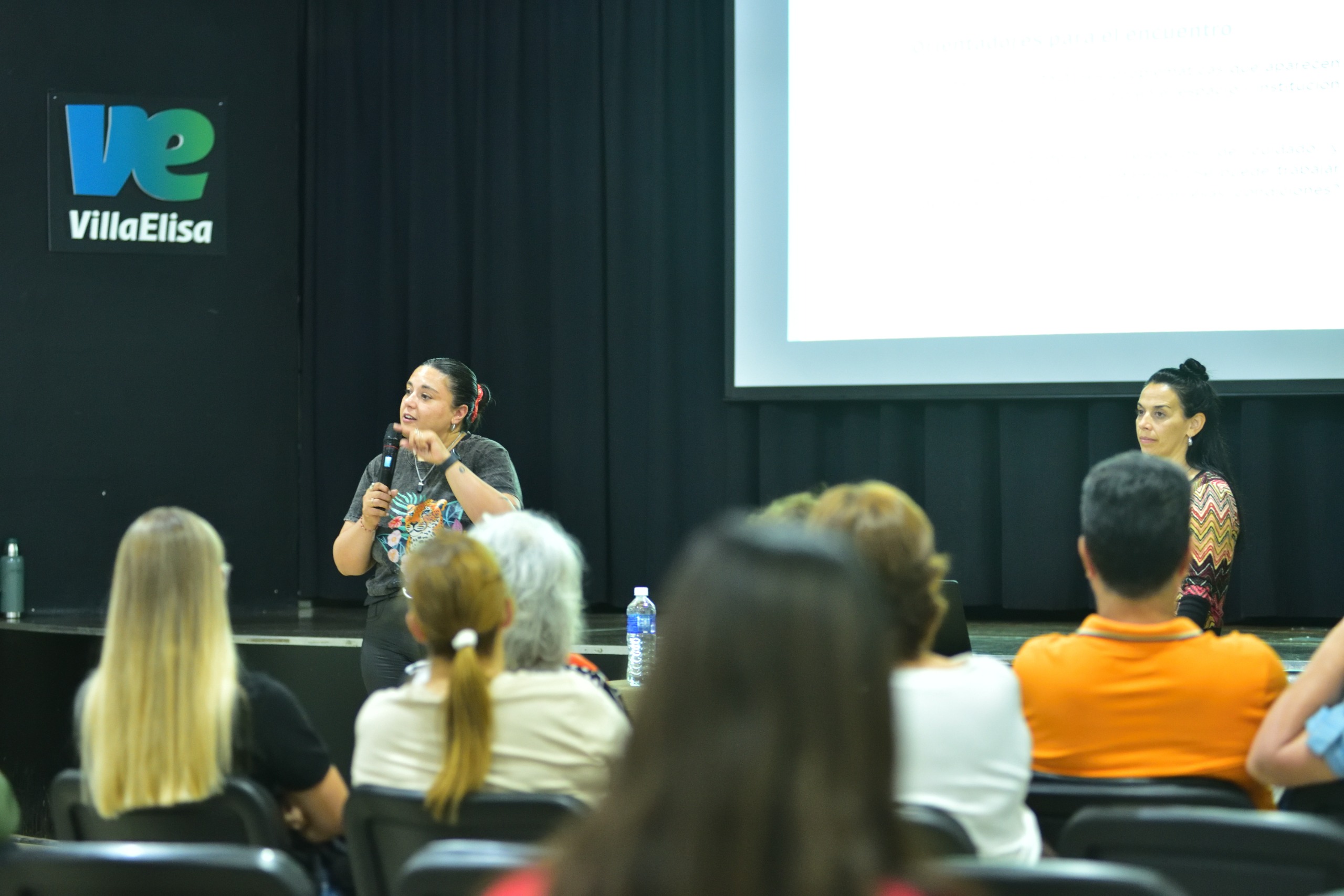 Conversatorio sobre Prevención del Suicidio en Villa Elisa