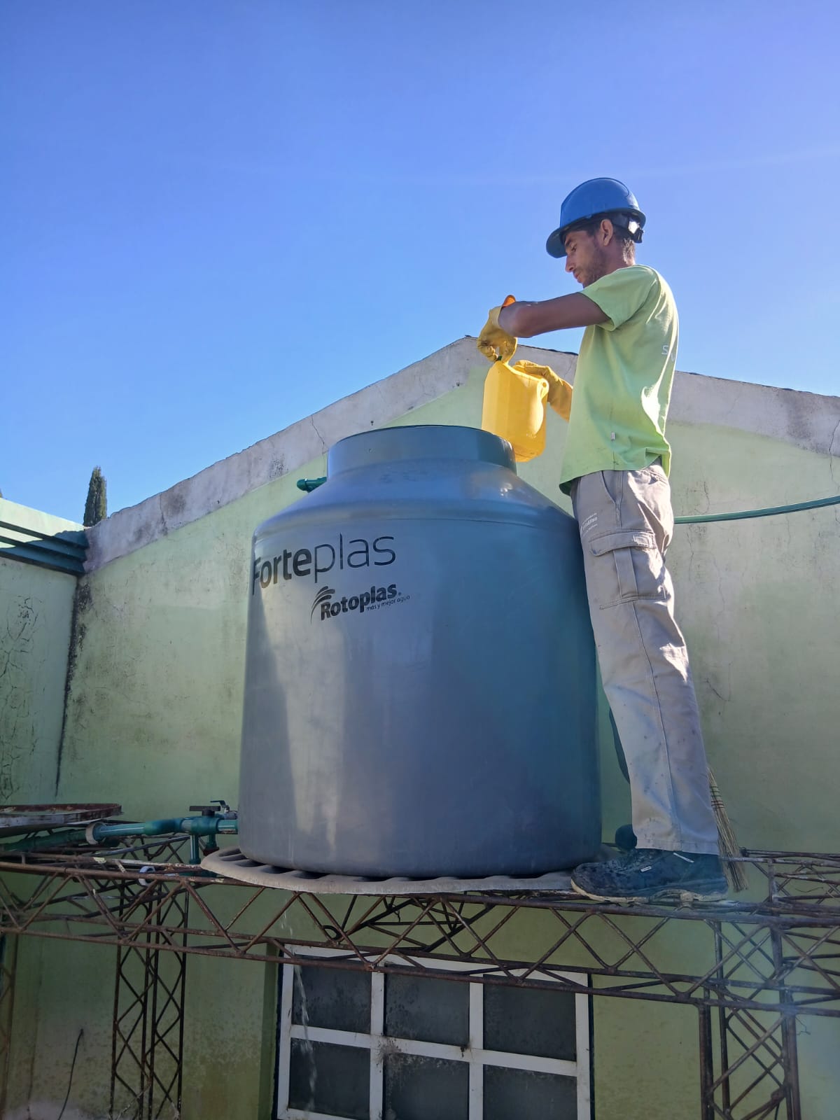 Se realiza la limpieza y desinfección de tanques en escuelas