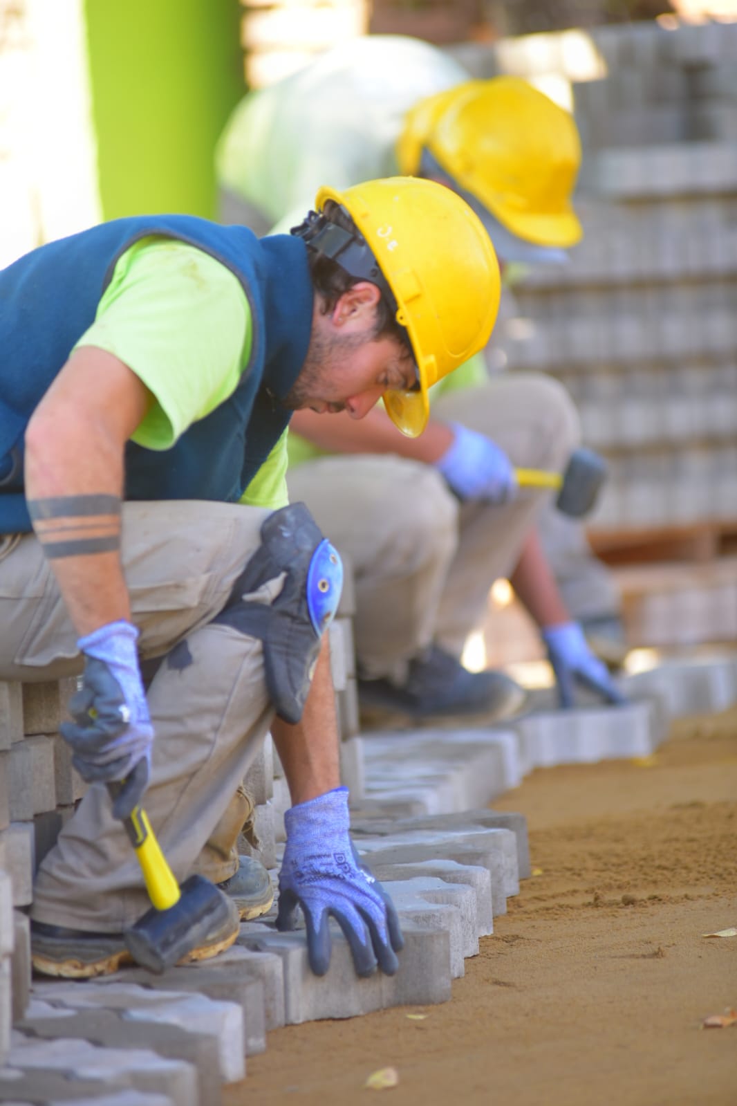 Inició la colocación de adoquines en calle Alvear