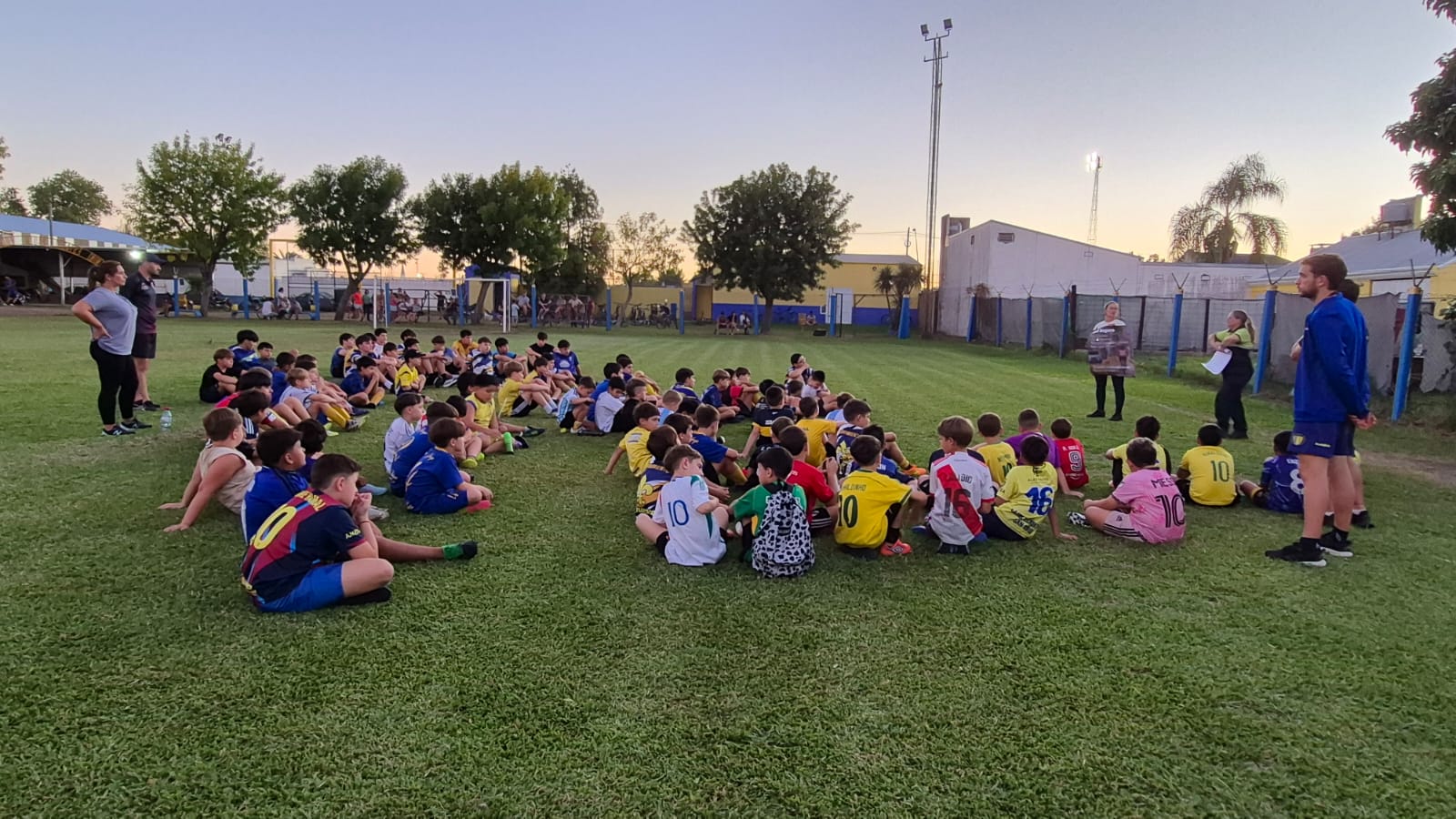 Charla sobre ingreso seguro a las canchas de fútbol en Villa Elisa