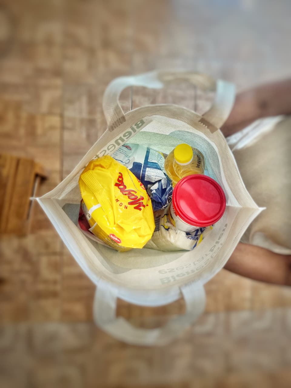 Entrega de bolsones alimentarios a familias de Villa Elisa