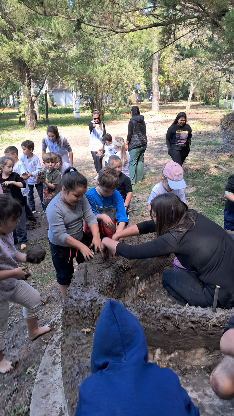 Continúa la construcción de la Casa de Hornero en el Museo Estancia El Porvenir