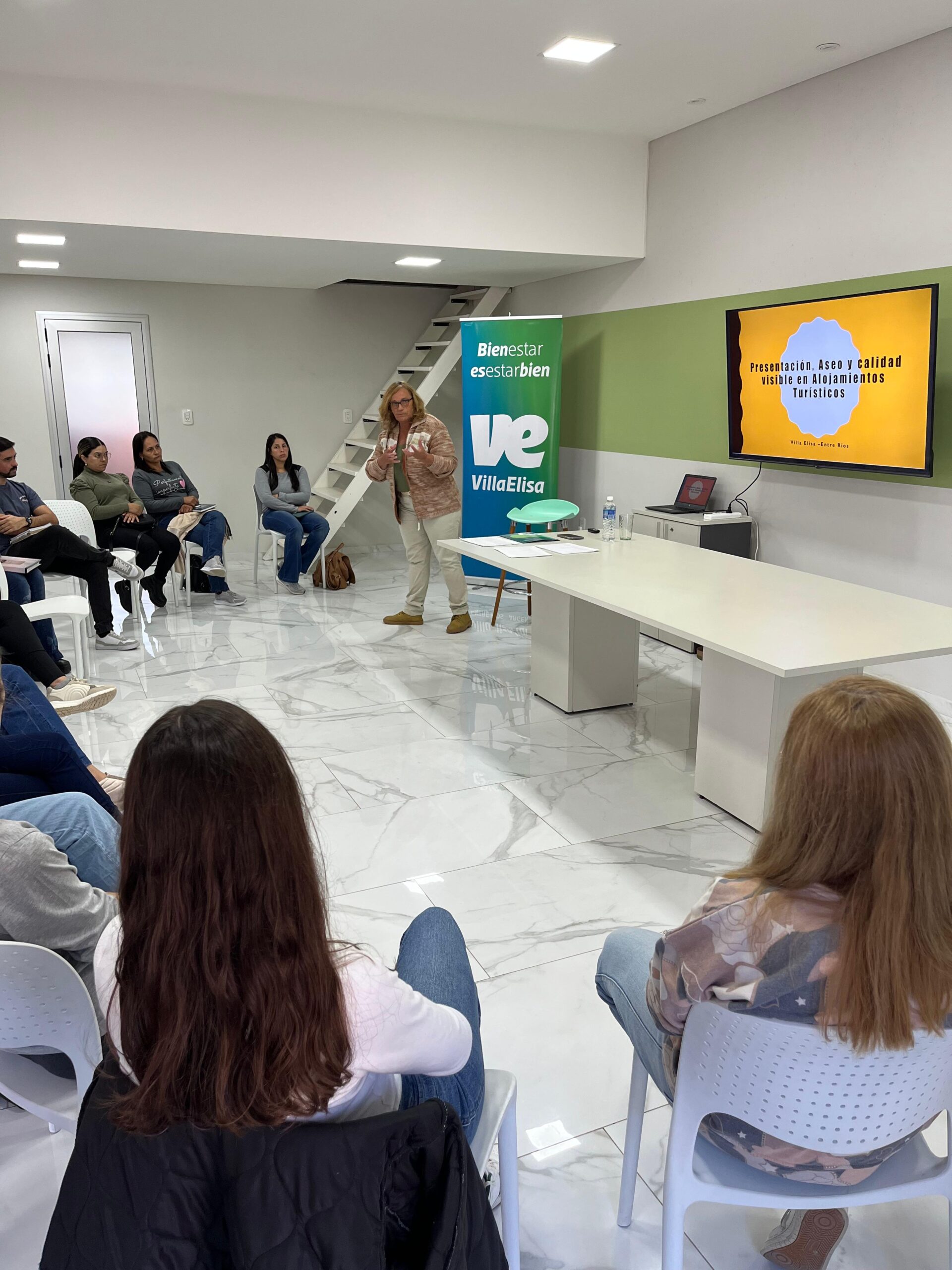 Se llevó adelante una capacitación para fortalecer la calidad de los servicios turísticos de Villa Elisa