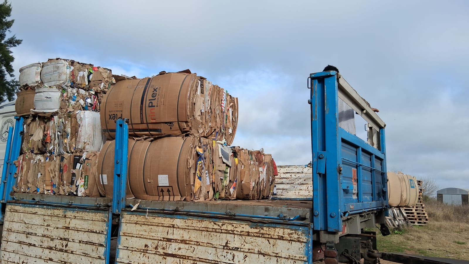 Dos nuevas cargas de material recuperado para reciclar