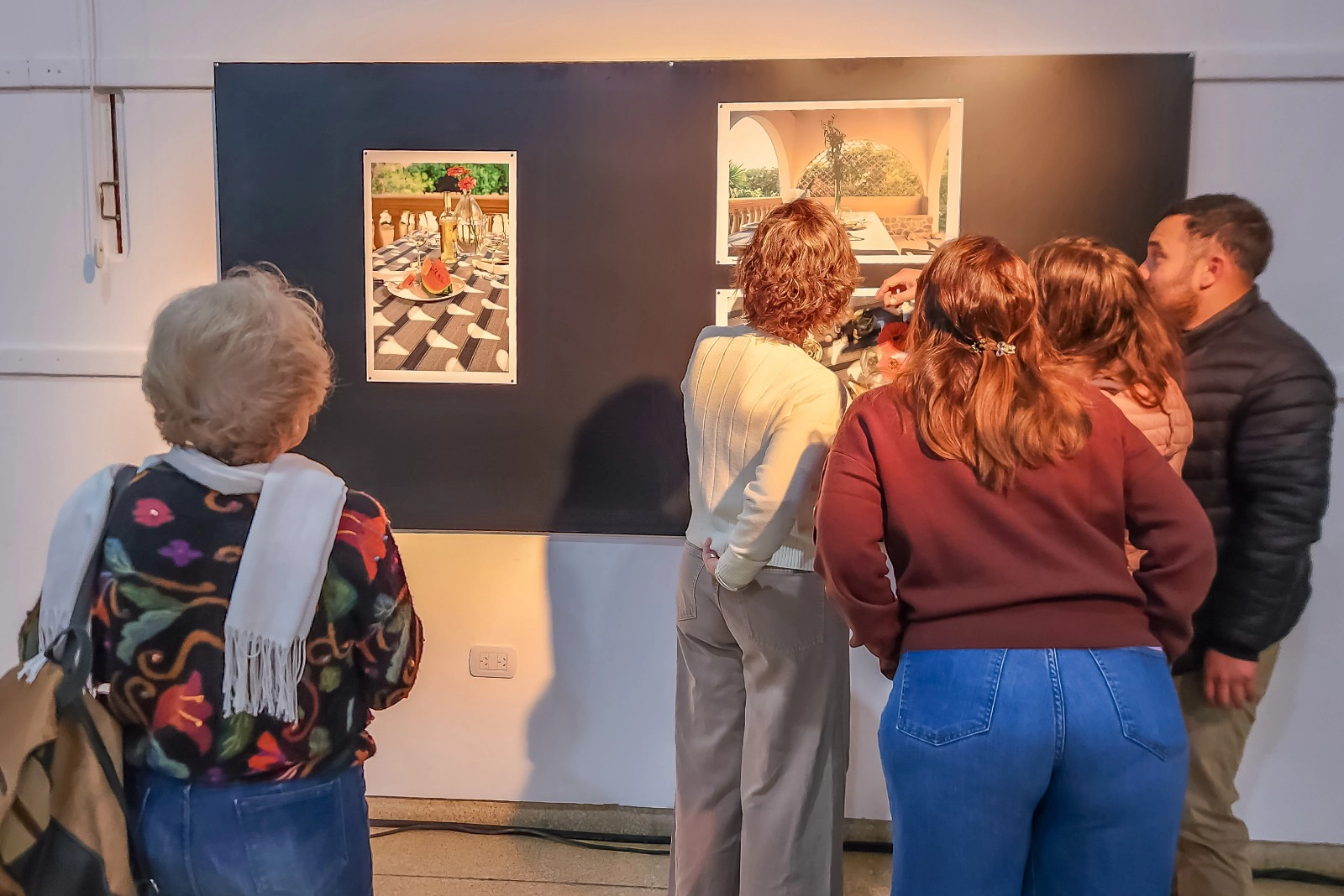 Con una importante afluencia de público, se concretó la muestra fotográfica “Sobremesa”
