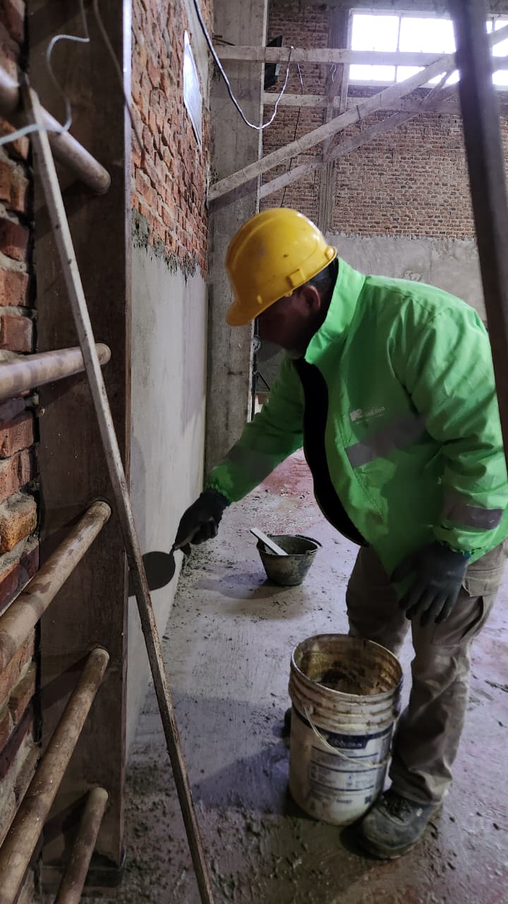 En estos días de lluvia, avanzan los trabajos en espacios cubiertos