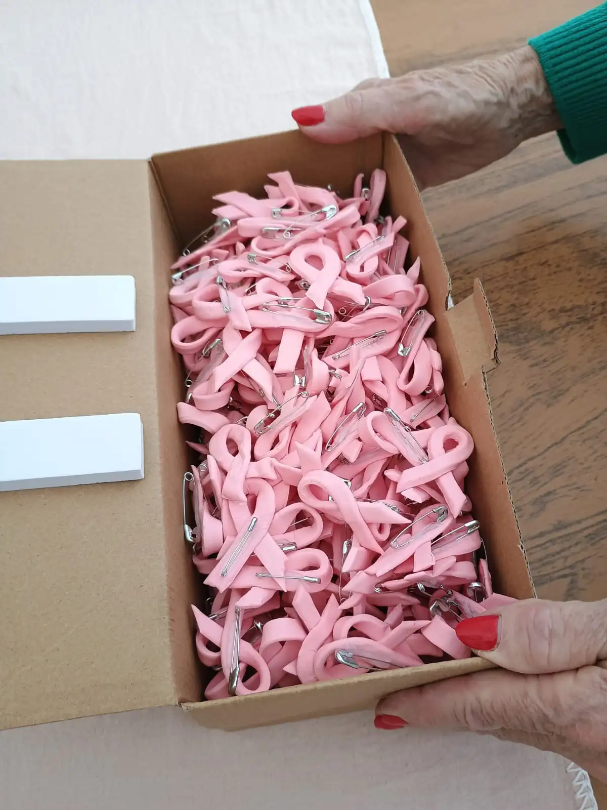Octubre rosa se entregarán lazos de porcelana elaborados por adultos mayores