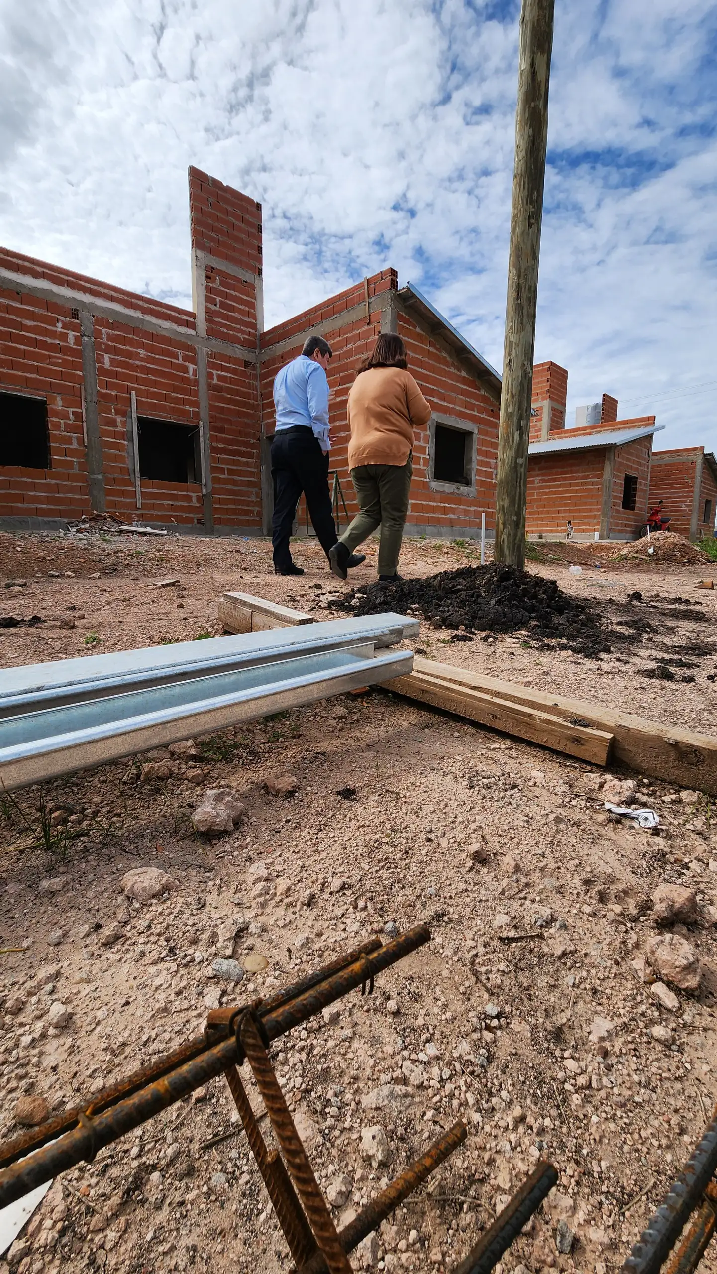 Recorrida por las 22 nuevas viviendas que el IAPV construye en Villa Elisa