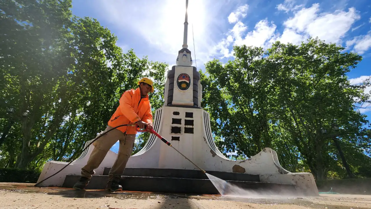 Tareas de limpieza y mantenimiento en la Plaza Urquiza