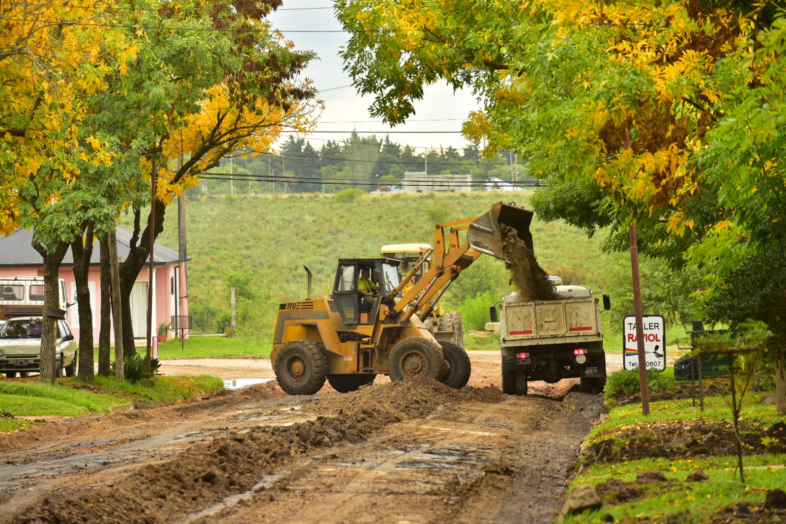 Tareas iniciales en el adoquinado de un nuevo tramo de calle Irigoyen