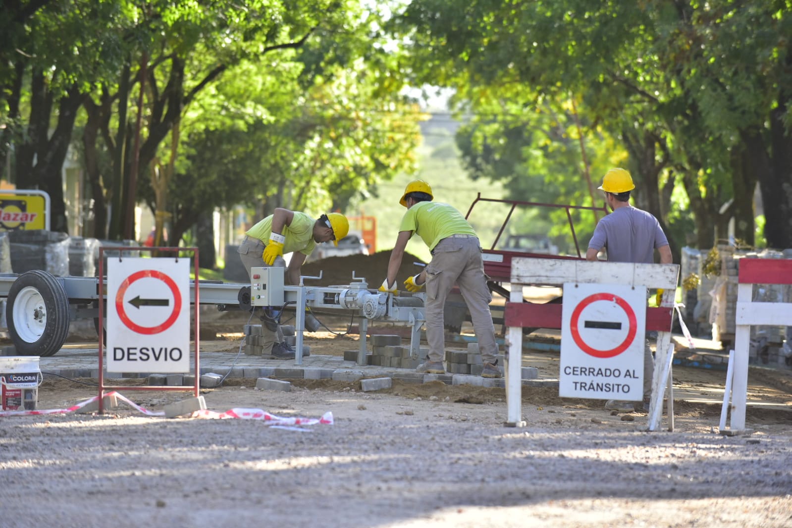 Comenzó la colocación de adoquines en un tramo de calle Yrigoyen