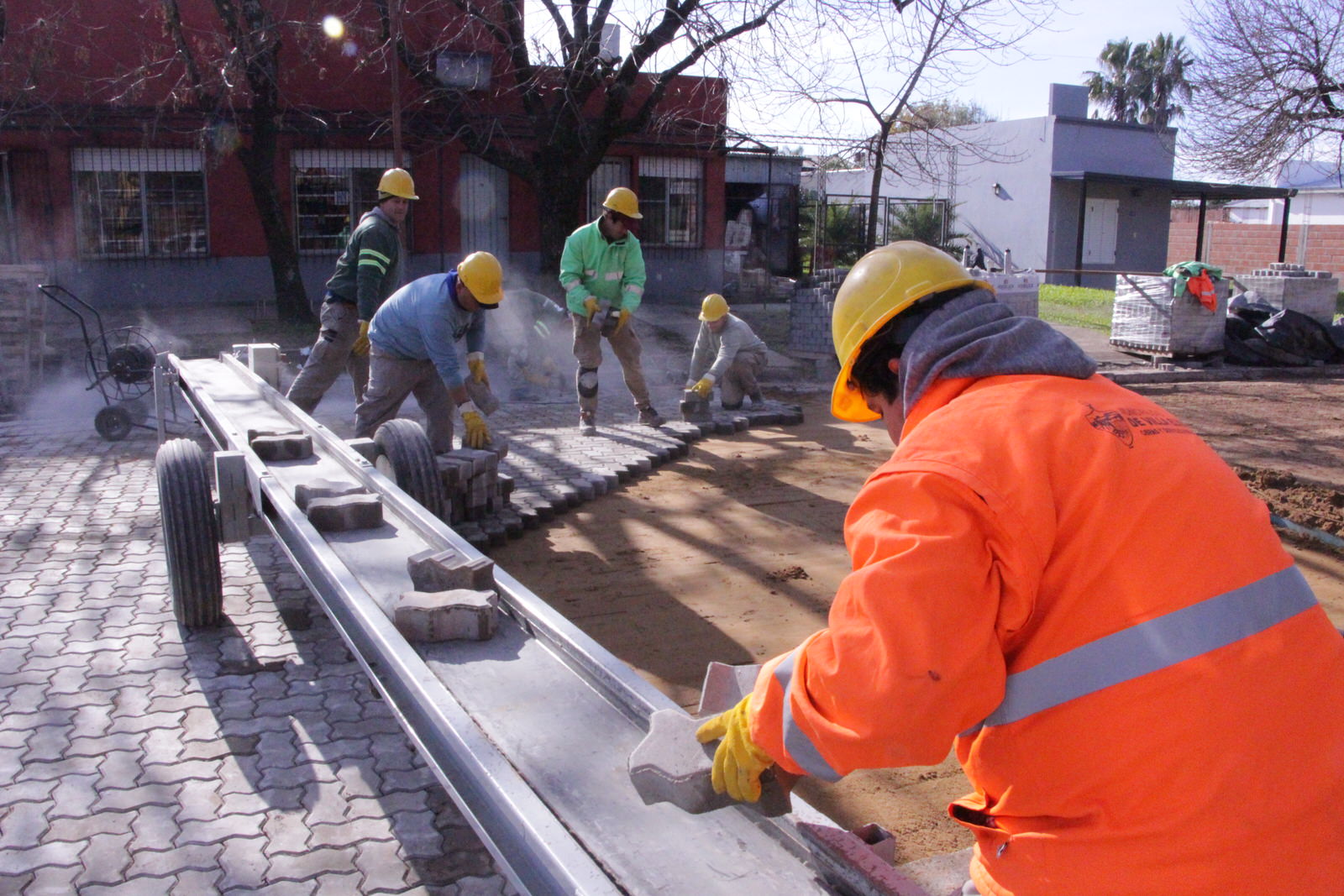 Comenzó la colocación de adoquines sobre calle Cepeda