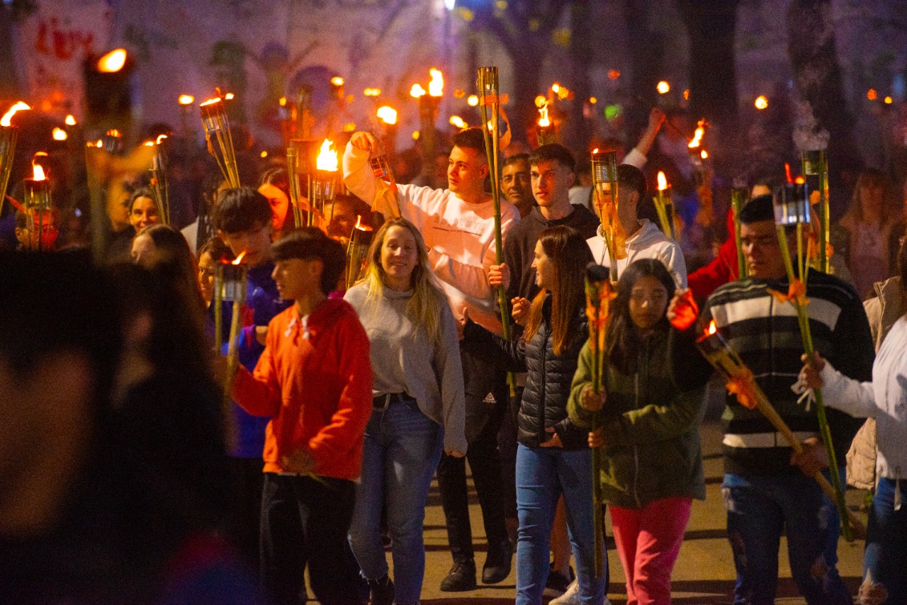 Antorchas encendidas en la noche elisense