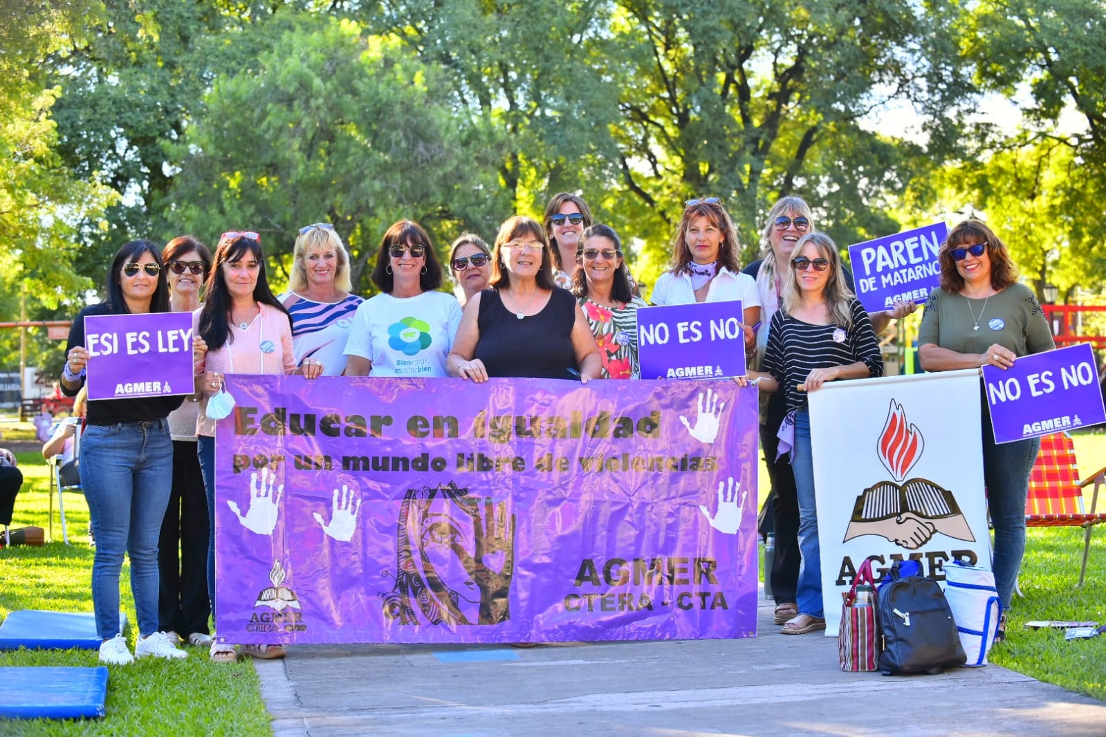 Mujeres y hombres unidos en Villa Elisa con motivo del Día Internacional de la Mujer