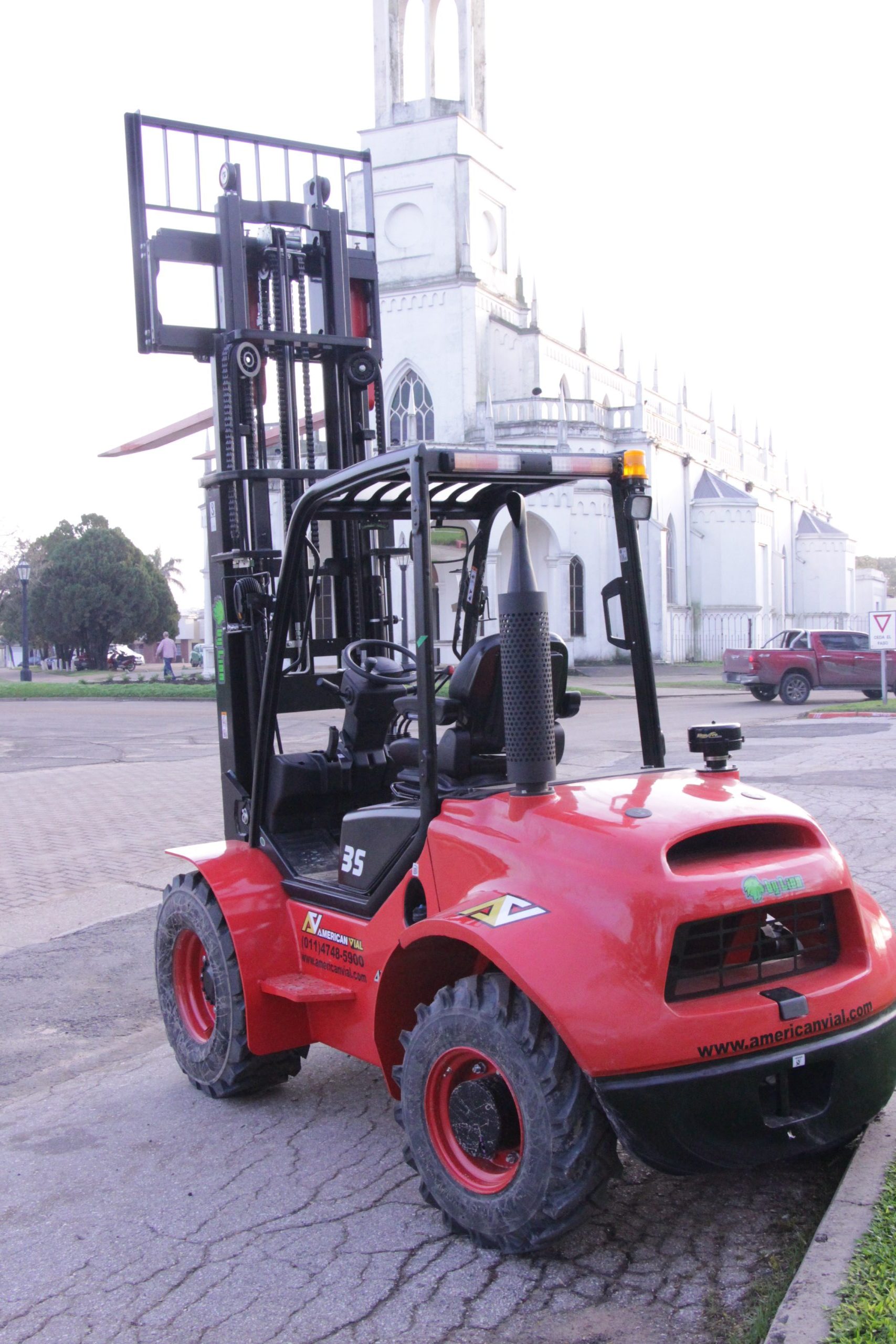 El Municipio recibió una nueva máquina para la carga y descarga de materiales