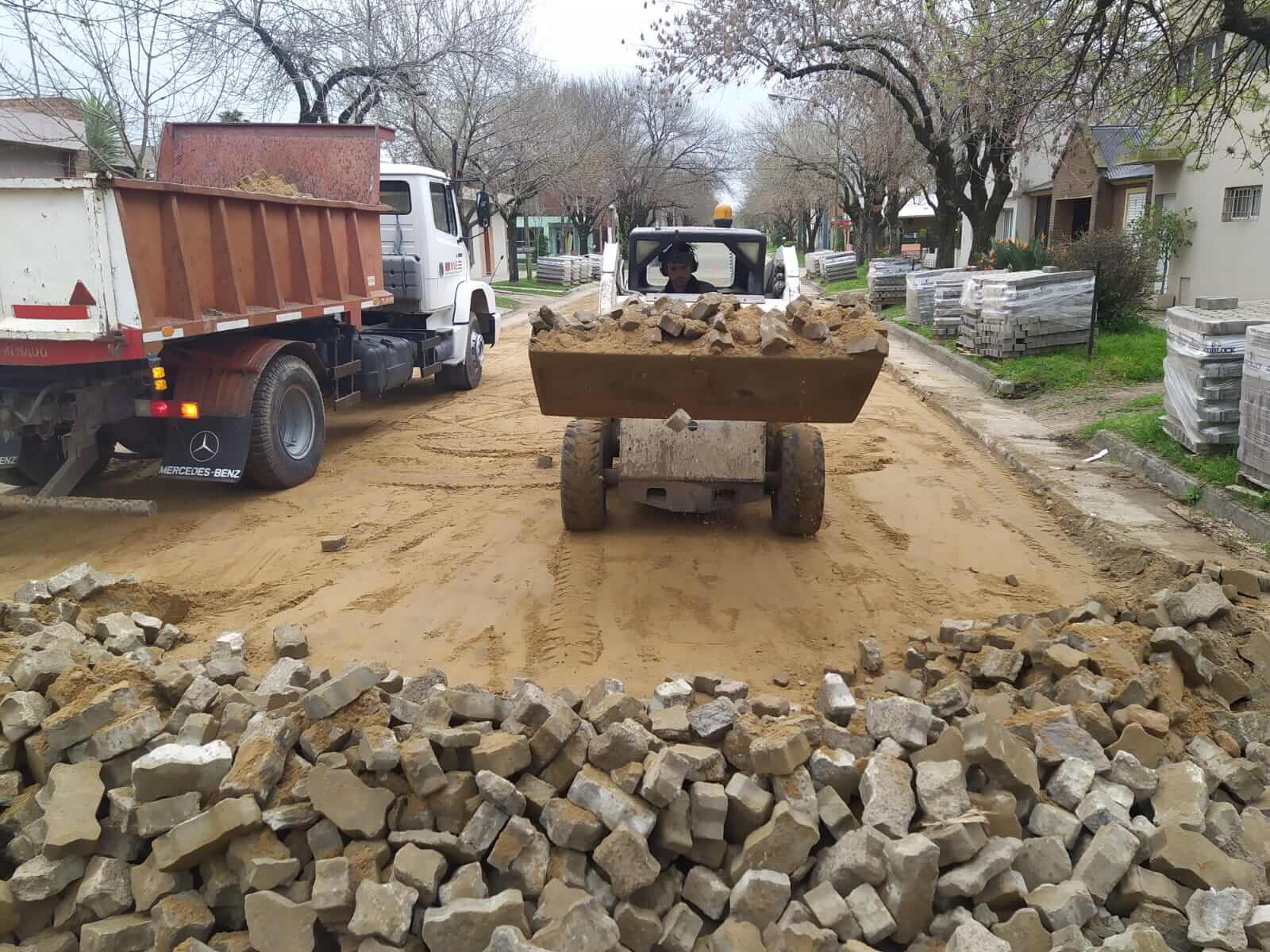 Inició la obra de recambio de adoquines sobre un tramo de Emilio Francou