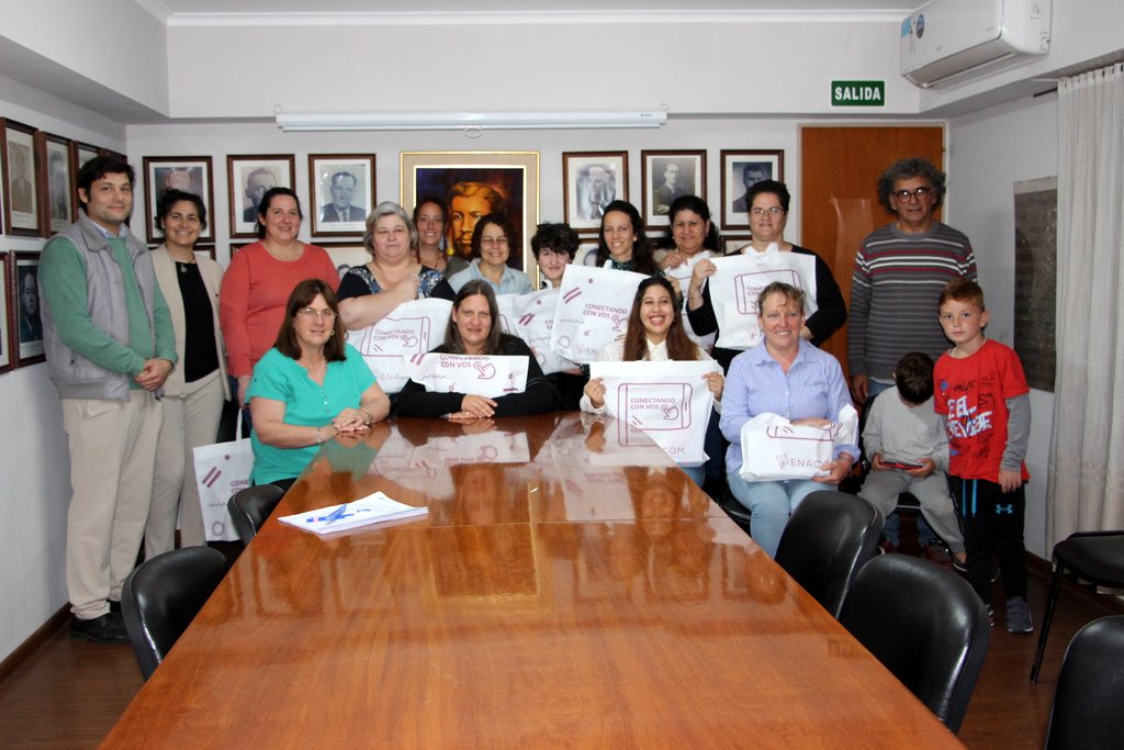 Emprendedoras recibieron tablets para fortalecer sus proyectos en marcha