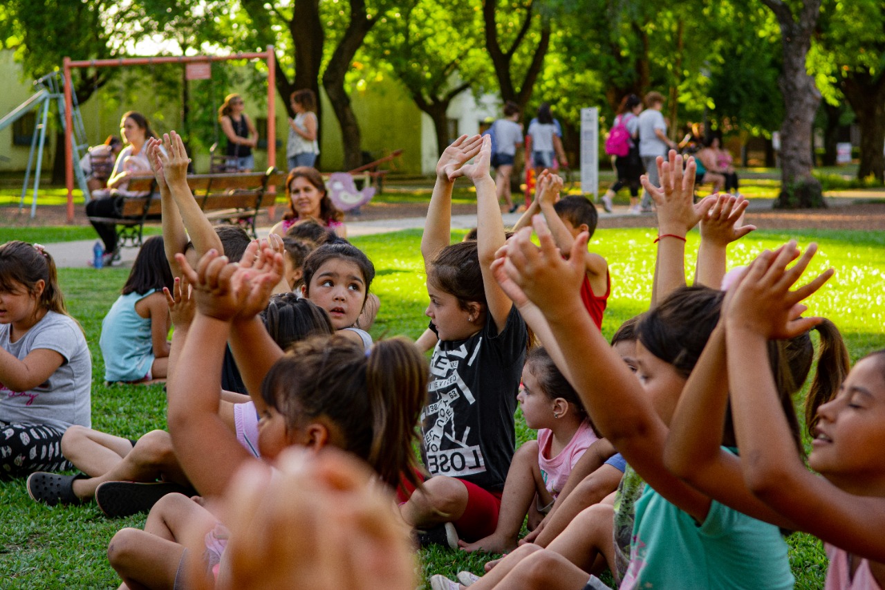 Hoy continúa el taller para niños y niñas en Plaza Moreno