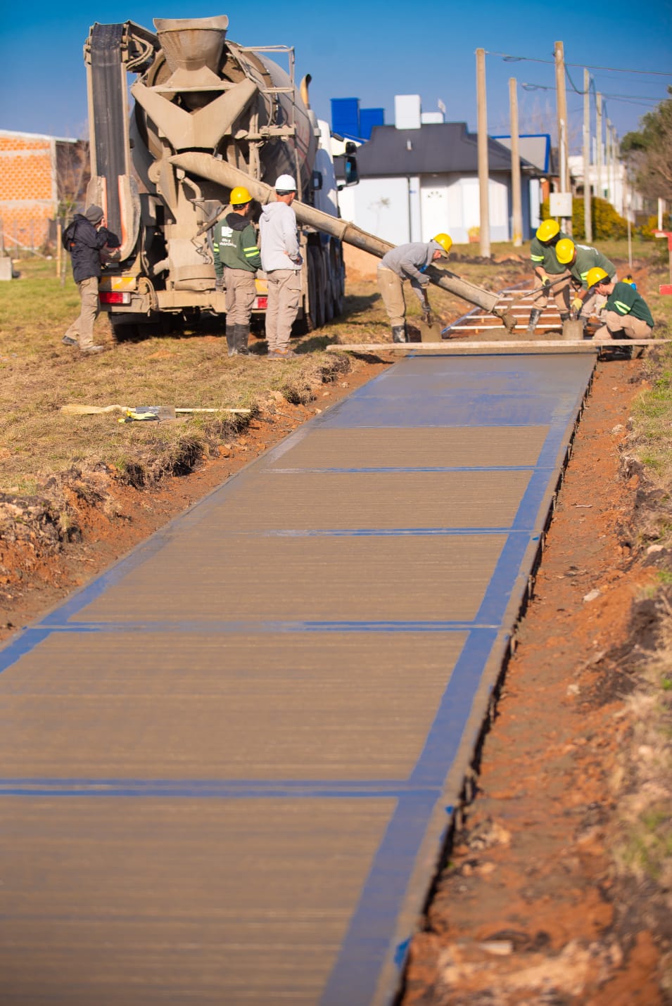 Cobran forma las veredas de la nueva plaza sobre calle Pueyrredón