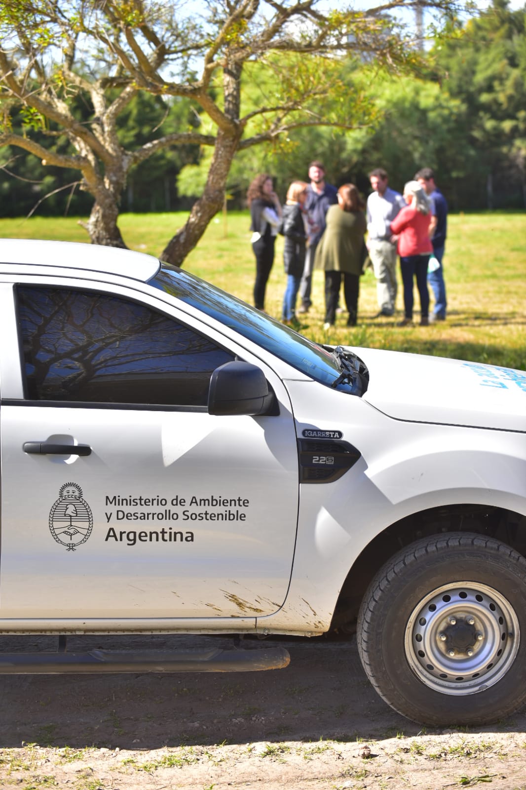 Funcionarias nacionales de Ambiente visitaron en Villa Elisa la Plaza de Especies Nativas